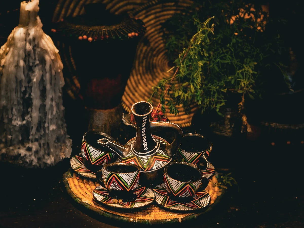 Jebena et tasses pour cérémonie du café éthiopien