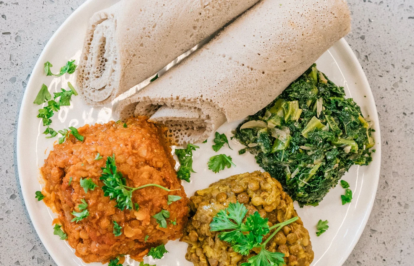 Assiette éthiopienne avec injera et légumes
