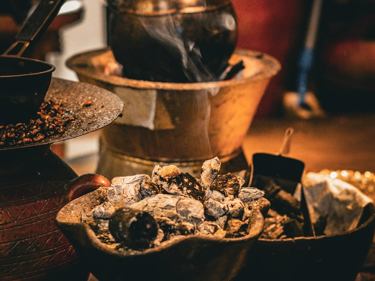Encens et jebena pendant une cérémonie du café éthiopien
